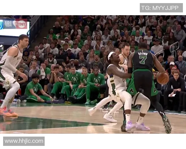 进攻犯规判罚的规则解析与比赛策略影响探讨